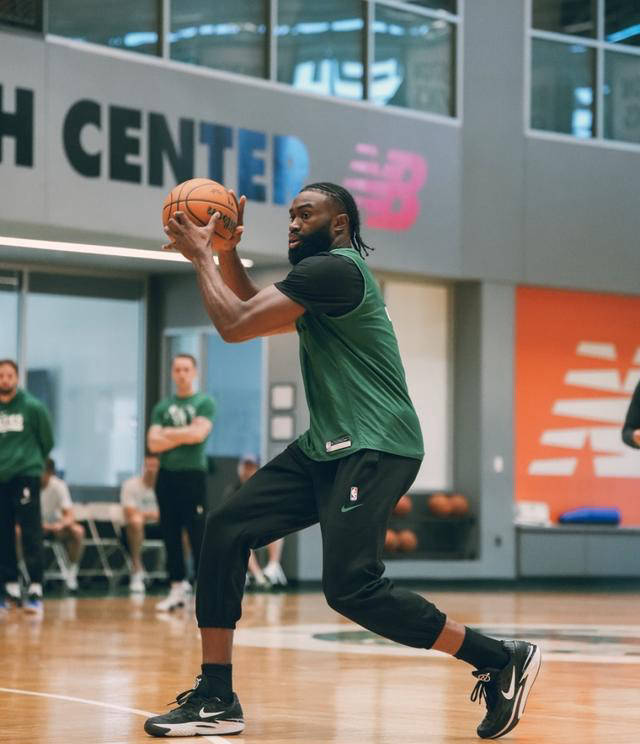 金年会平台-包含NBA总决赛赛程吃紧，波士顿凯尔特人冲刺阶段防线松动，气氛紧张，训练强度明显提升的词条